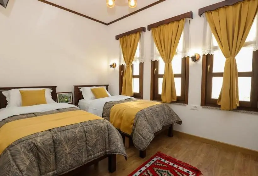 اتاق لوکس با چشمانداز باغ, The House Of Dollma , Inside Kruja Castle