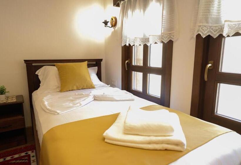 غرفة ديلوكس مطلة على الجبل, The House Of Dollma , Inside Kruja Castle