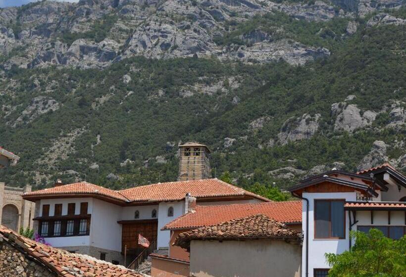 غرفة ديلوكس عائلية, The House Of Dollma , Inside Kruja Castle