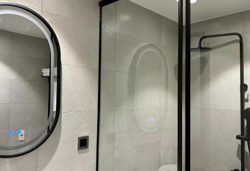 اتاق استاندارد, Initial Tainan