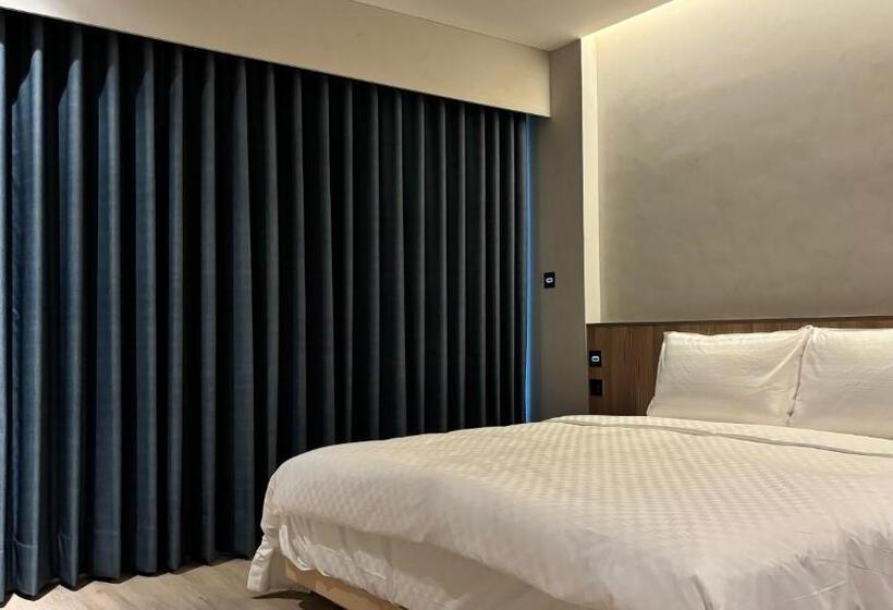 اتاق استاندارد, Initial Tainan