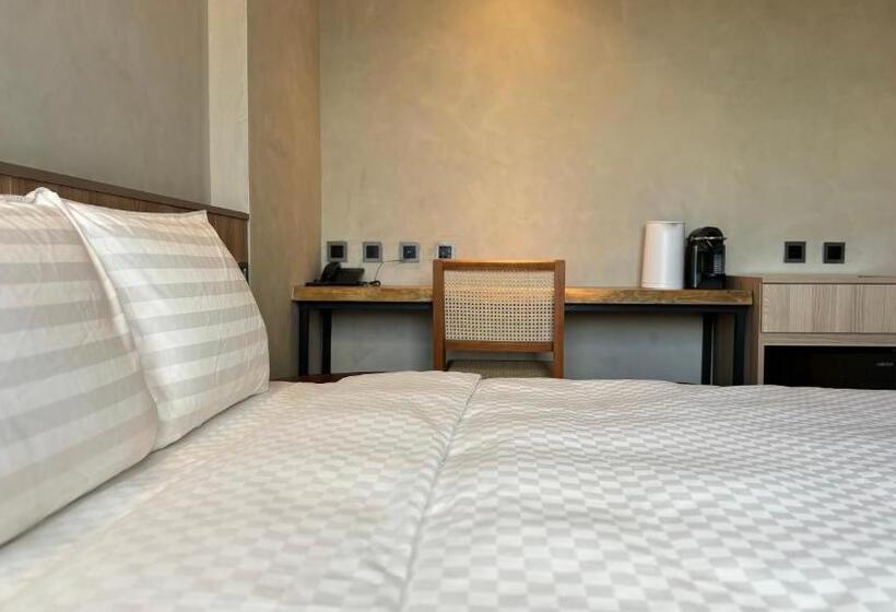 اتاق استاندارد, Initial Tainan