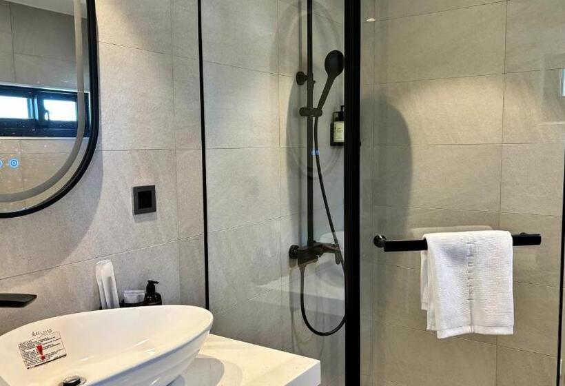 اتاق اکونومی, Initial Tainan