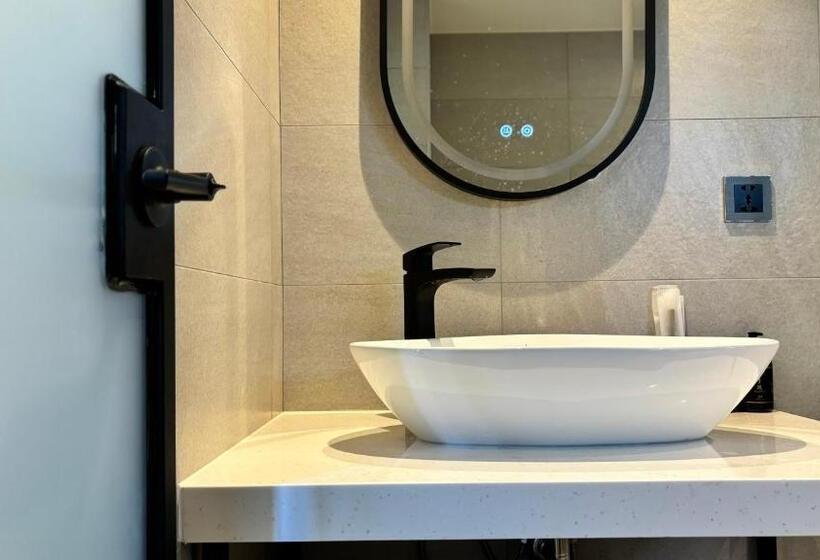 اتاق اکونومی, Initial Tainan