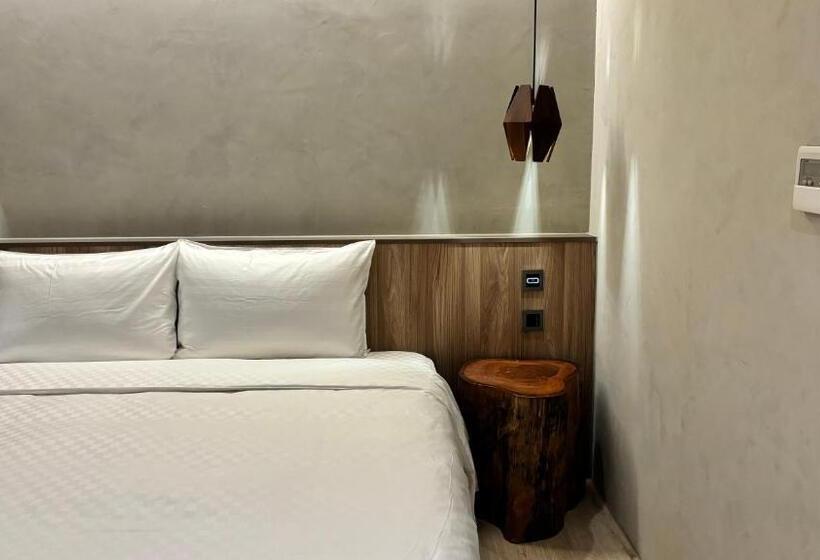 اتاق اکونومی, Initial Tainan