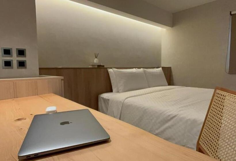 اتاق لوکس, Initial Tainan