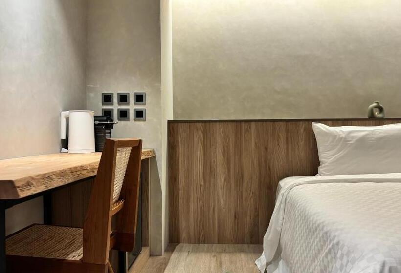 اتاق لوکس, Initial Tainan