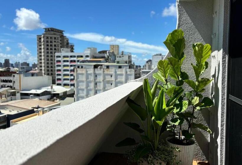 اتاق لوکس با بالکن, Initial Tainan