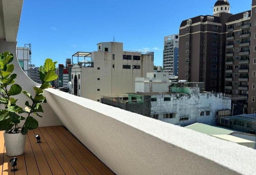 اتاق لوکس با بالکن, Initial Tainan