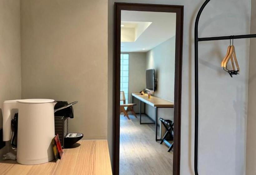 اتاق لوکس با بالکن, Initial Tainan