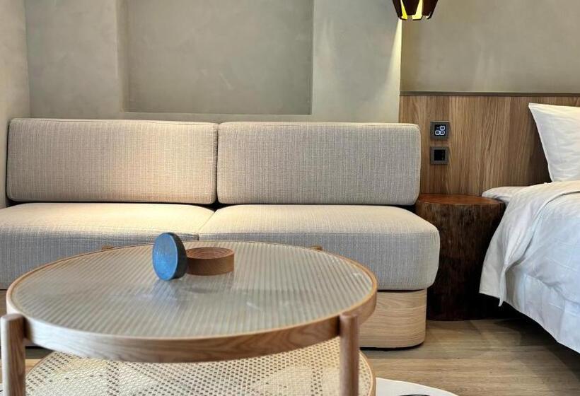 اتاق لوکس با بالکن, Initial Tainan