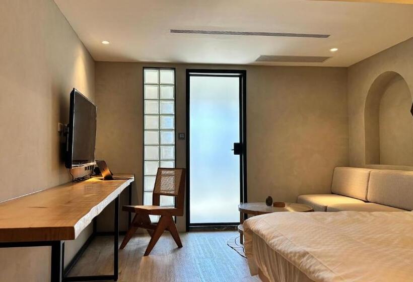 اتاق لوکس با بالکن, Initial Tainan