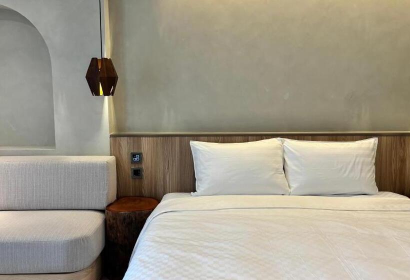 اتاق لوکس با بالکن, Initial Tainan