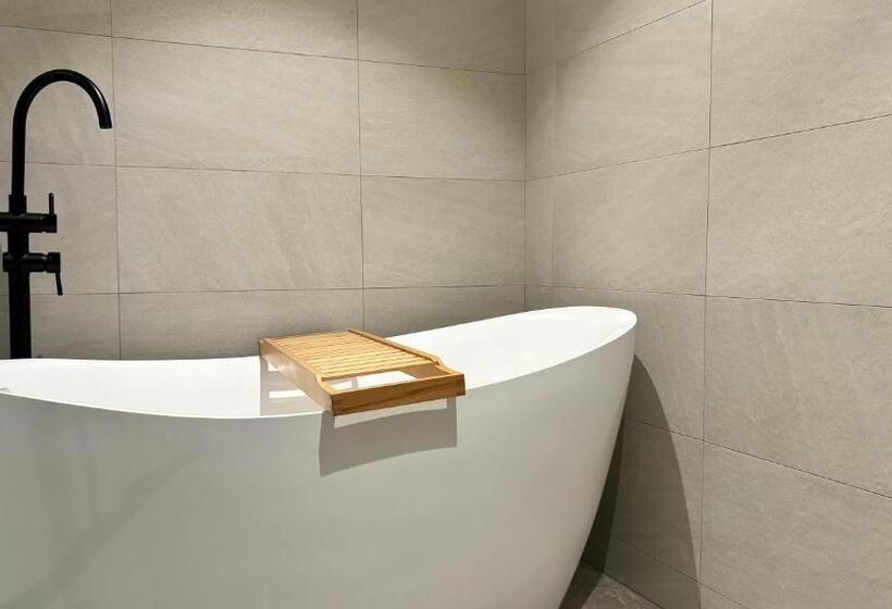 اتاق سوپریور چهار تخته, Initial Tainan