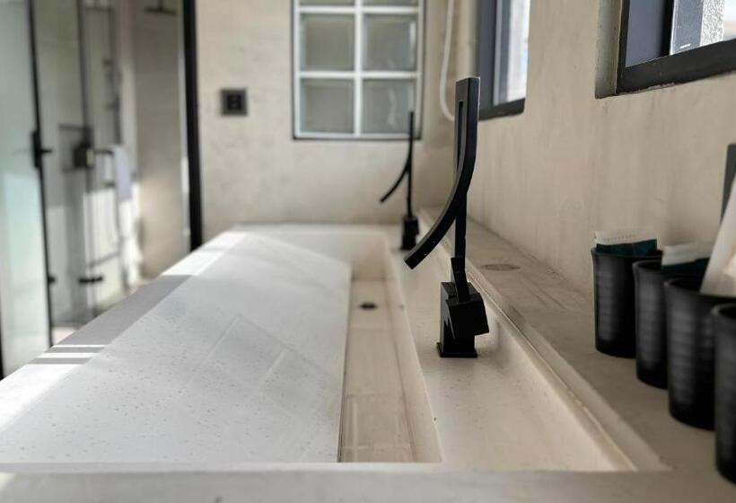 اتاق لوکس چهار تخته, Initial Tainan