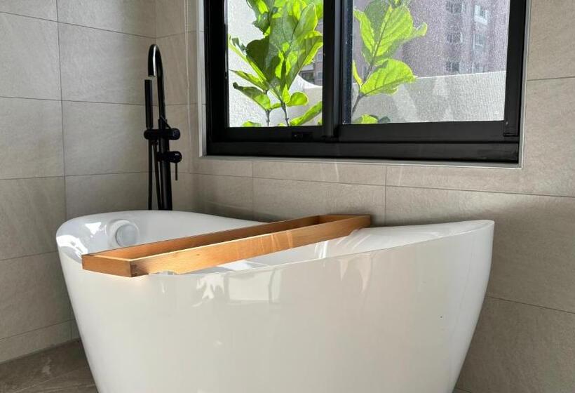 اتاق لوکس چهار تخته, Initial Tainan