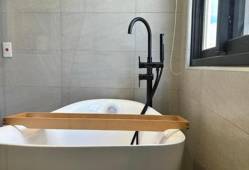 اتاق لوکس چهار تخته, Initial Tainan