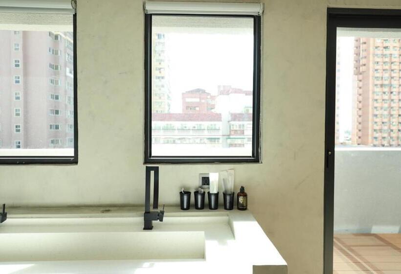 اتاق لوکس چهار تخته, Initial Tainan