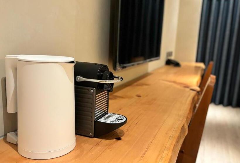 اتاق لوکس چهار تخته, Initial Tainan