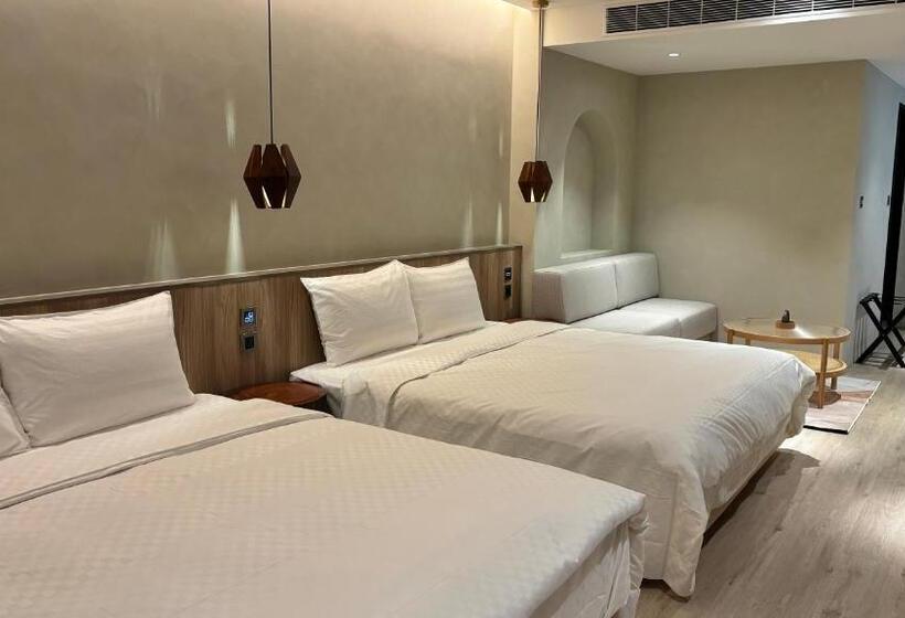 اتاق لوکس چهار تخته, Initial Tainan