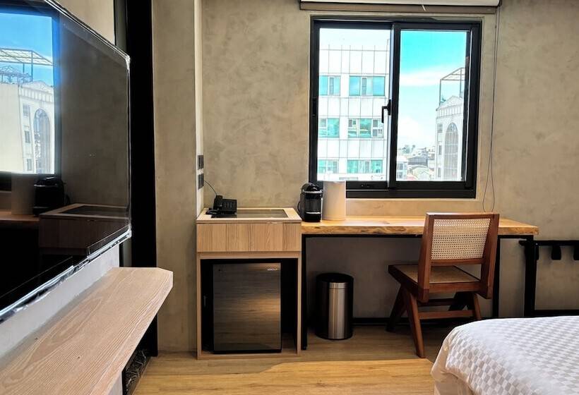 اتاق اکونومی, Initial Tainan