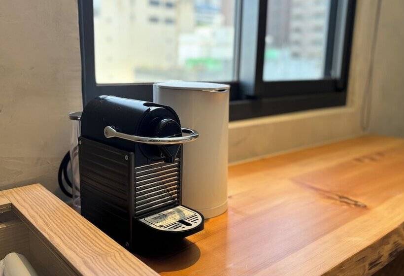 اتاق اکونومی, Initial Tainan