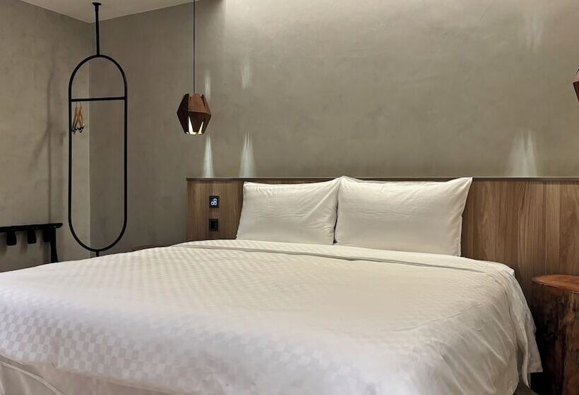 اتاق اکونومی, Initial Tainan