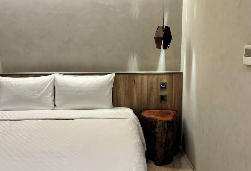 اتاق اکونومی, Initial Tainan