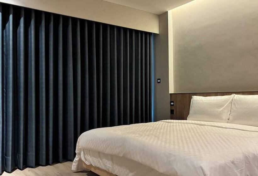 اتاق استاندارد, Initial Tainan