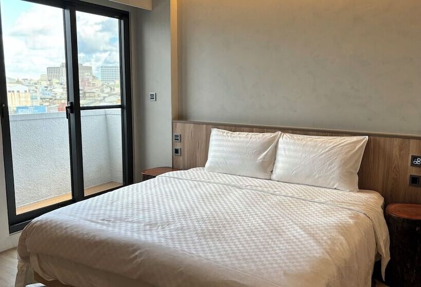 اتاق استاندارد, Initial Tainan