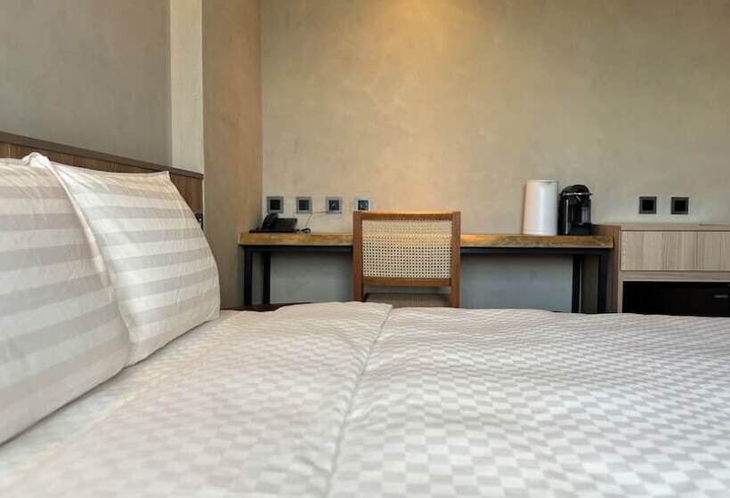 اتاق استاندارد, Initial Tainan