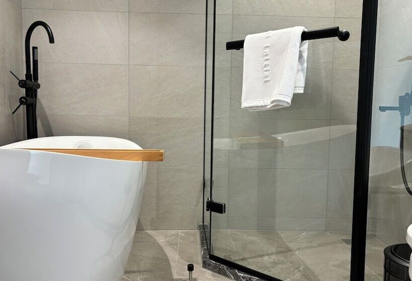 اتاق لوکس, Initial Tainan