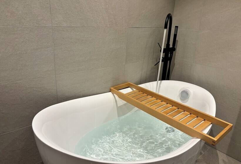 اتاق لوکس, Initial Tainan