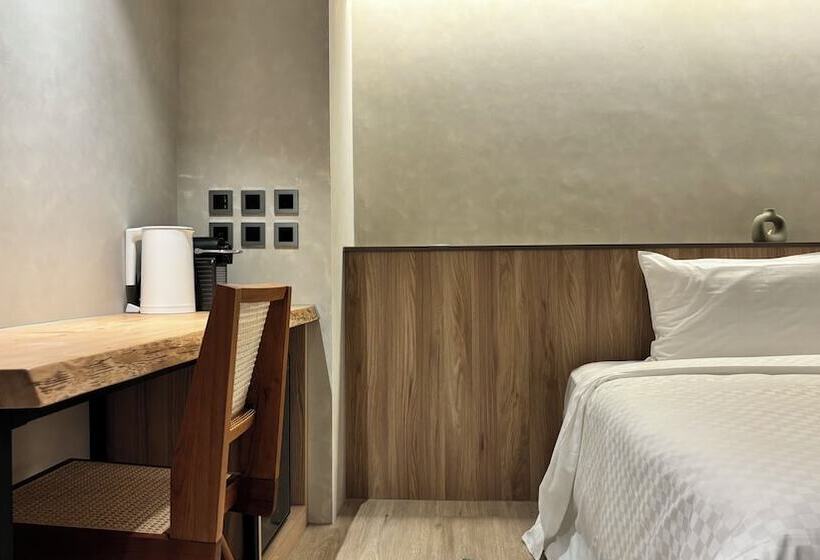 اتاق لوکس, Initial Tainan