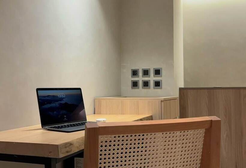 اتاق لوکس, Initial Tainan