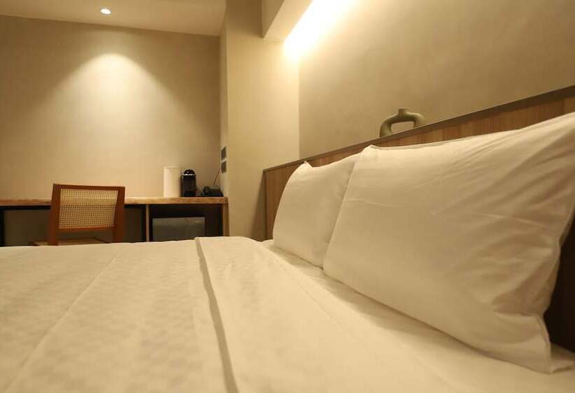 اتاق لوکس, Initial Tainan