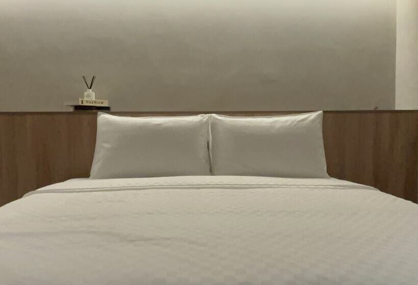 اتاق لوکس, Initial Tainan