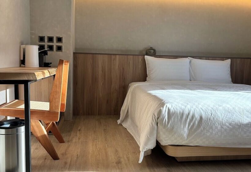 اتاق لوکس, Initial Tainan