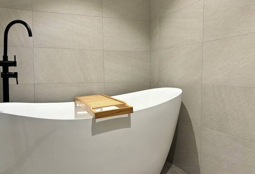 اتاق لوکس چهار تخته, Initial Tainan