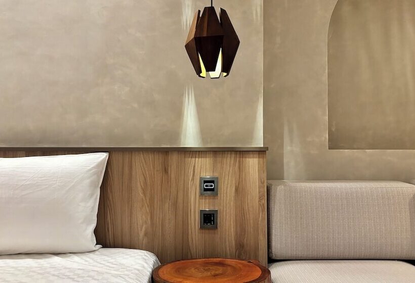 اتاق لوکس چهار تخته, Initial Tainan