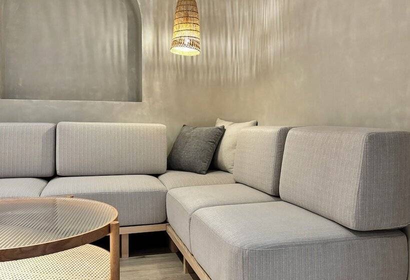 اتاق لوکس چهار تخته, Initial Tainan