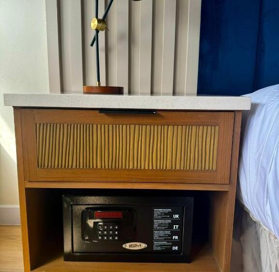 اتاق لوکس با بالکن, Metro Art