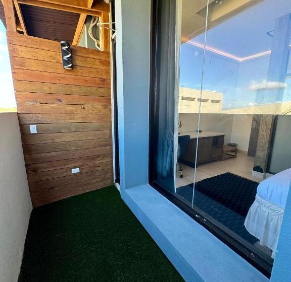 اتاق لوکس با بالکن, Metro Art