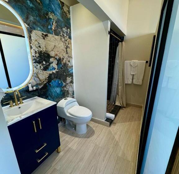 اتاق لوکس با بالکن, Metro Art