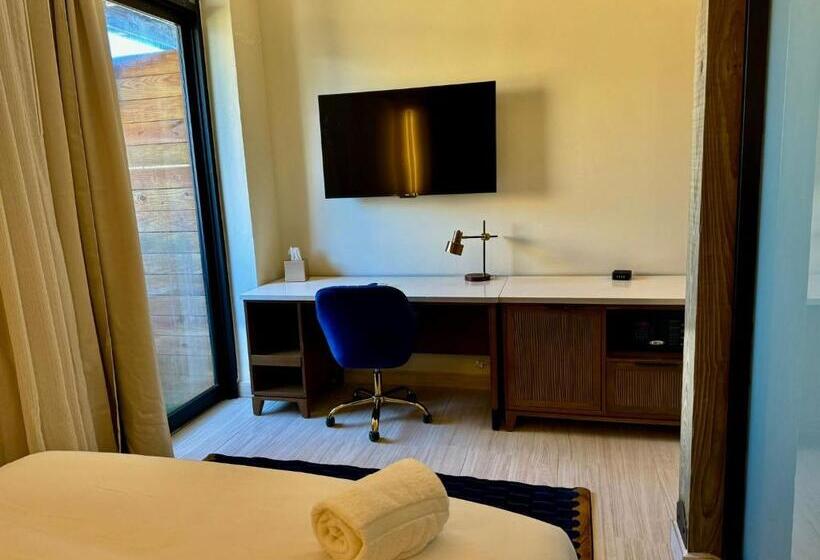 اتاق لوکس با بالکن, Metro Art