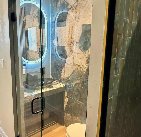 اتاق عادی, Metro Art