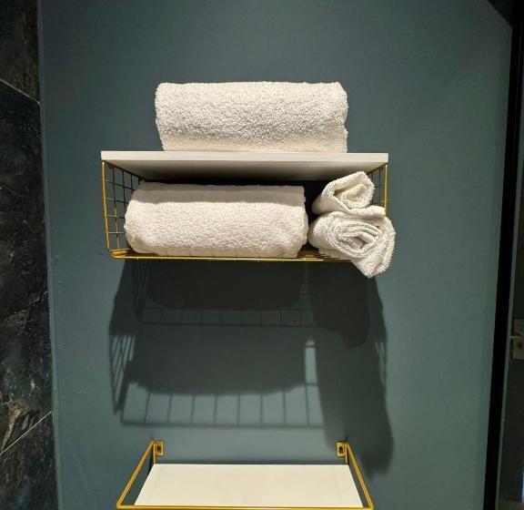 اتاق عادی, Metro Art