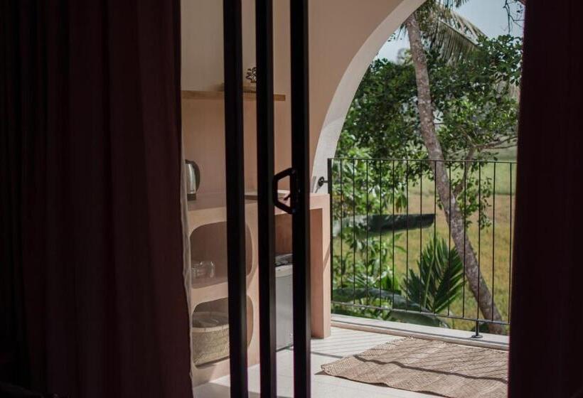 Студия Deluxe, Black Honey