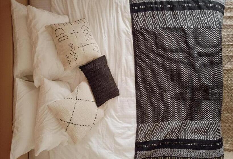 Студия Deluxe, Black Honey