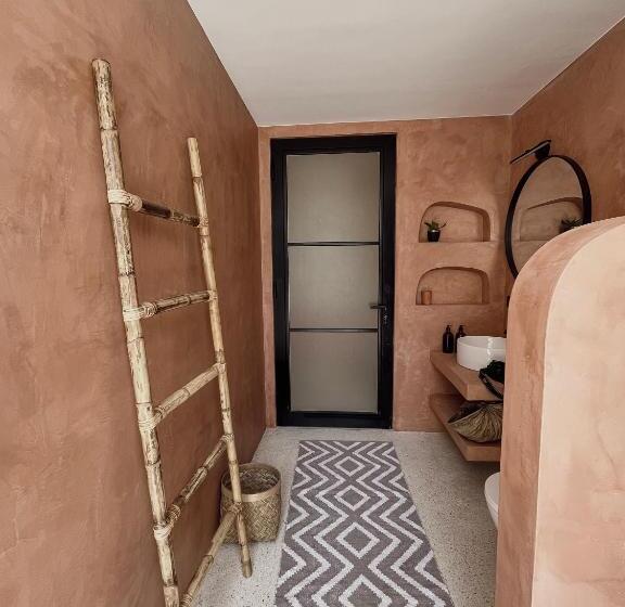 Студия Deluxe, Black Honey